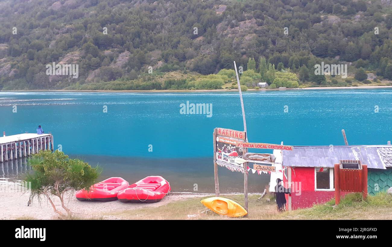 Die aufblasbaren Boote am Ufer mit grüner Vegetation im Hintergrund. Puerto Bertrand, Chile. Stockfoto