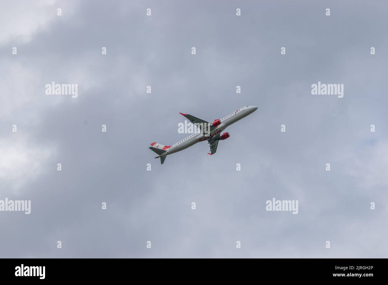 Ein österreichisches Handelsflugzeug, das über den Flughafen Iasi fliegt Stockfoto