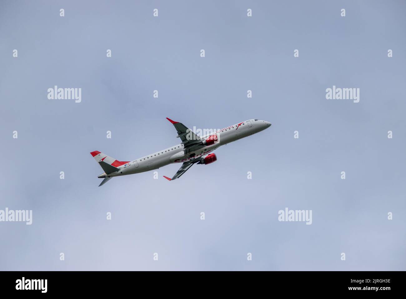 Ein österreichisches Handelsflugzeug, das über den Flughafen Iasi fliegt Stockfoto