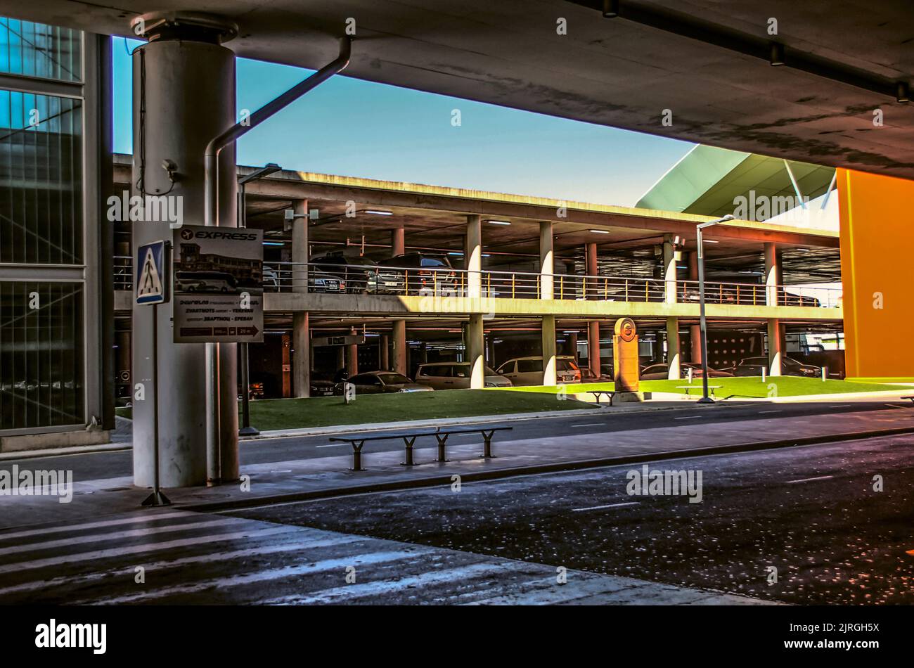 Jerewan, Armenien, 27. April,2022:Fassade des kostenpflichtigen Parkplatzes, vor der Hauptpassagierwarts- und Ankunftshalle am Internationalen Flughafen Zvartnots in Stockfoto