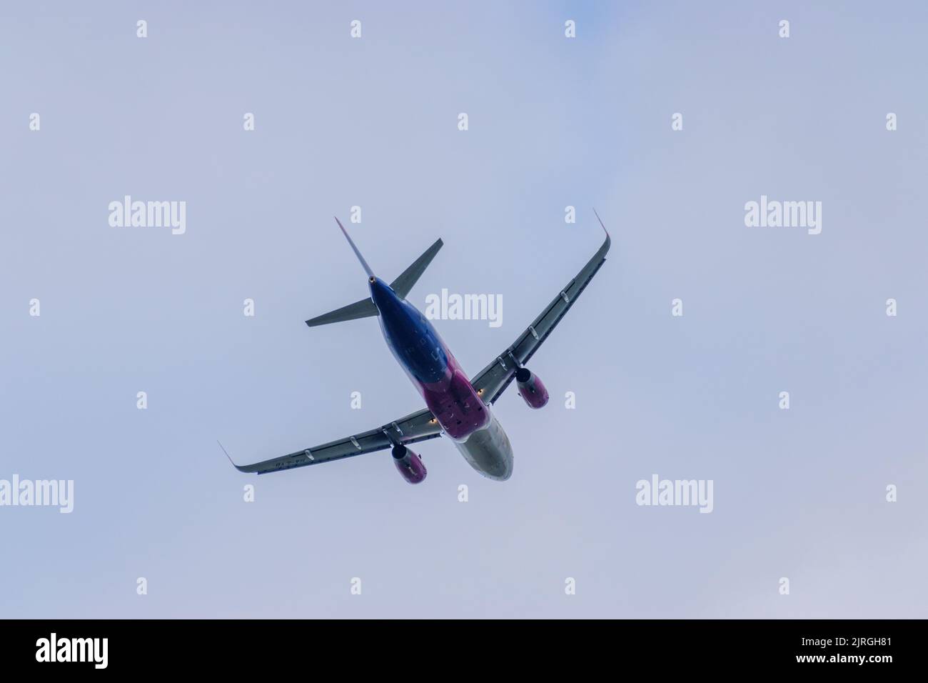 Eine Aufnahme aus dem niedrigen Winkel des Wizz Air Commercial-Flugzeugs, das über dem Iasi-Flugplatz fliegt Stockfoto