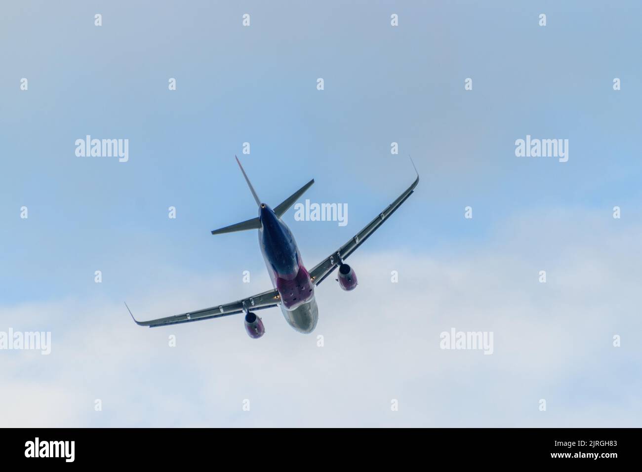 Eine Aufnahme aus dem niedrigen Winkel des Wizz Air Commercial-Flugzeugs, das über dem Iasi-Flugplatz fliegt Stockfoto