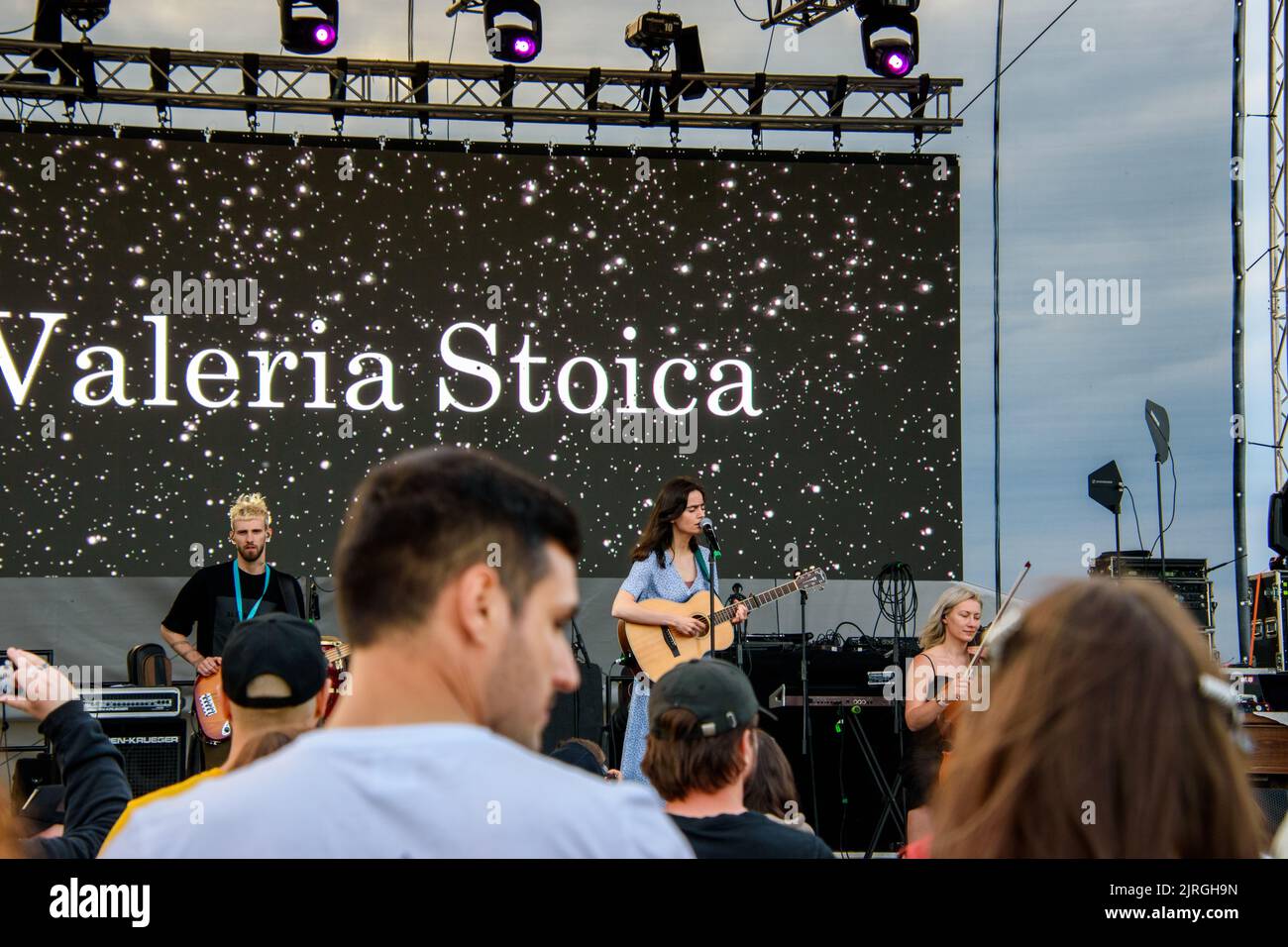 Die Fans vor der Bühne in Valeria Stoica Live-Konzert beim Hangariada Luftfahrtfestival in Iasi Stockfoto