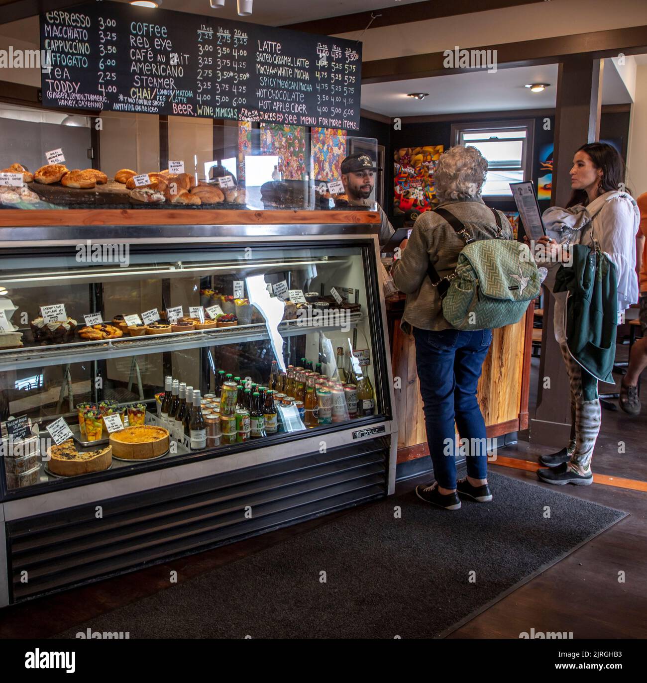 Mendocino ist eine Stadt am Highway 1 in Nordkalifornien. Das Good Life Cafe and Bakery ist ein beliebter Halt, wenn man die Stadt Mendocino besucht. Stockfoto