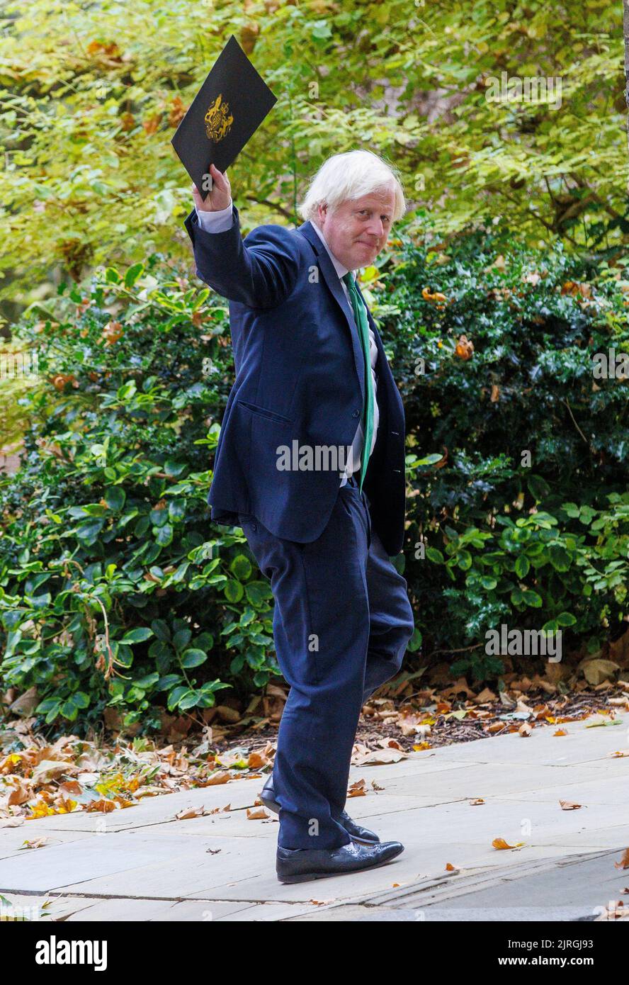 Premierminister Boris Johnson winkt, als er von der Downing Street Nr. 10 in den Presseraum Nr. 9 übergeht. Er wird bald als Premierminister zurücktreten. Stockfoto