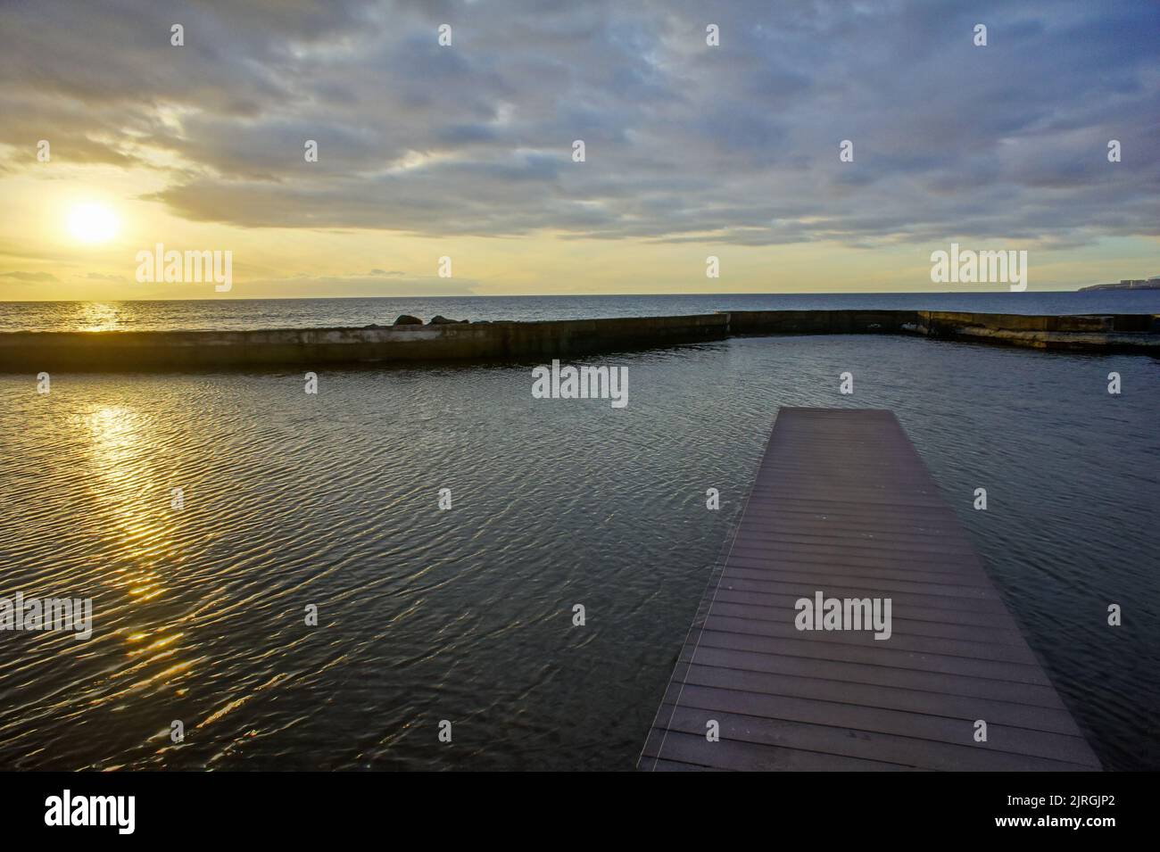 Sonnenaufgang auf einem Steg über den Atlantik auf Teneriffa-Kanarische Inseln-Spanien Stockfoto