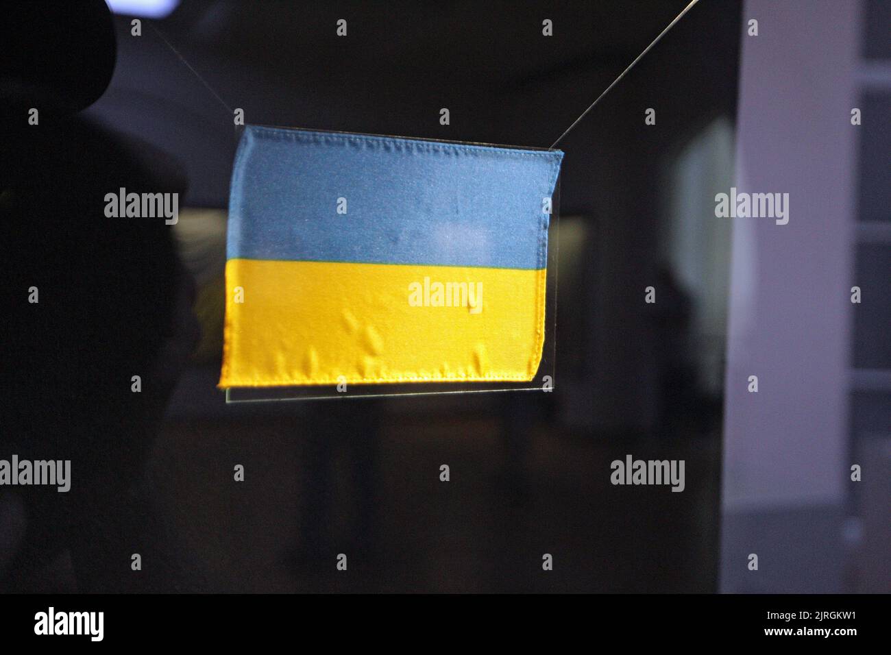 KIEW, UKRAINE - 23. AUGUST 2022 - die Flagge der Ukraine, die sich während der Mission Space Shuttle Discovery STS-103 vom 19. Bis 2. Dezember in der Erdumlaufbahn befand Stockfoto