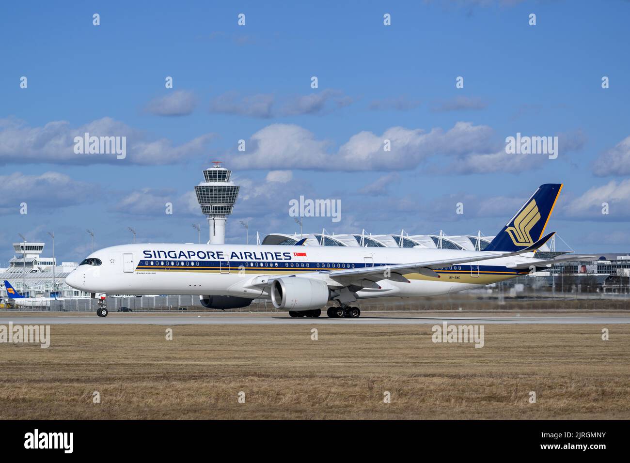 München, Deutschland - Februar 19. 2022: Singapore Airlines Airbus A350-941 mit der Flugzeugzulassung 9V-SMC startet auf der Südbahn 26L o Stockfoto