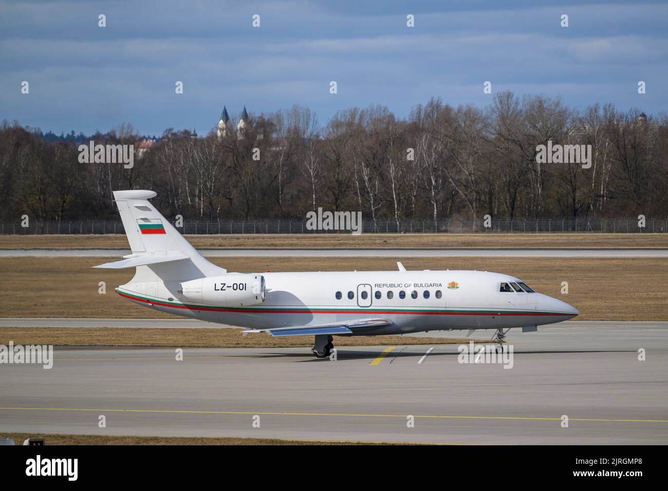München, Deutschland - Februar 20. 2022 : die bulgarische Luftwaffe Dassault Falcon 2000EX mit der Flugzeugzulassung LZ-001 rollt zum Start auf der N Stockfoto