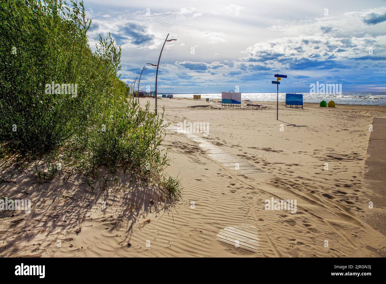 Tolle Aussicht in Jurmala - Anfang des Sommers - etwas kalt (keine Leute) - Resort eine halbe Stunde von der Hauptstadt Riga entfernt - wunderschönes Panorama mit Whit Stockfoto
