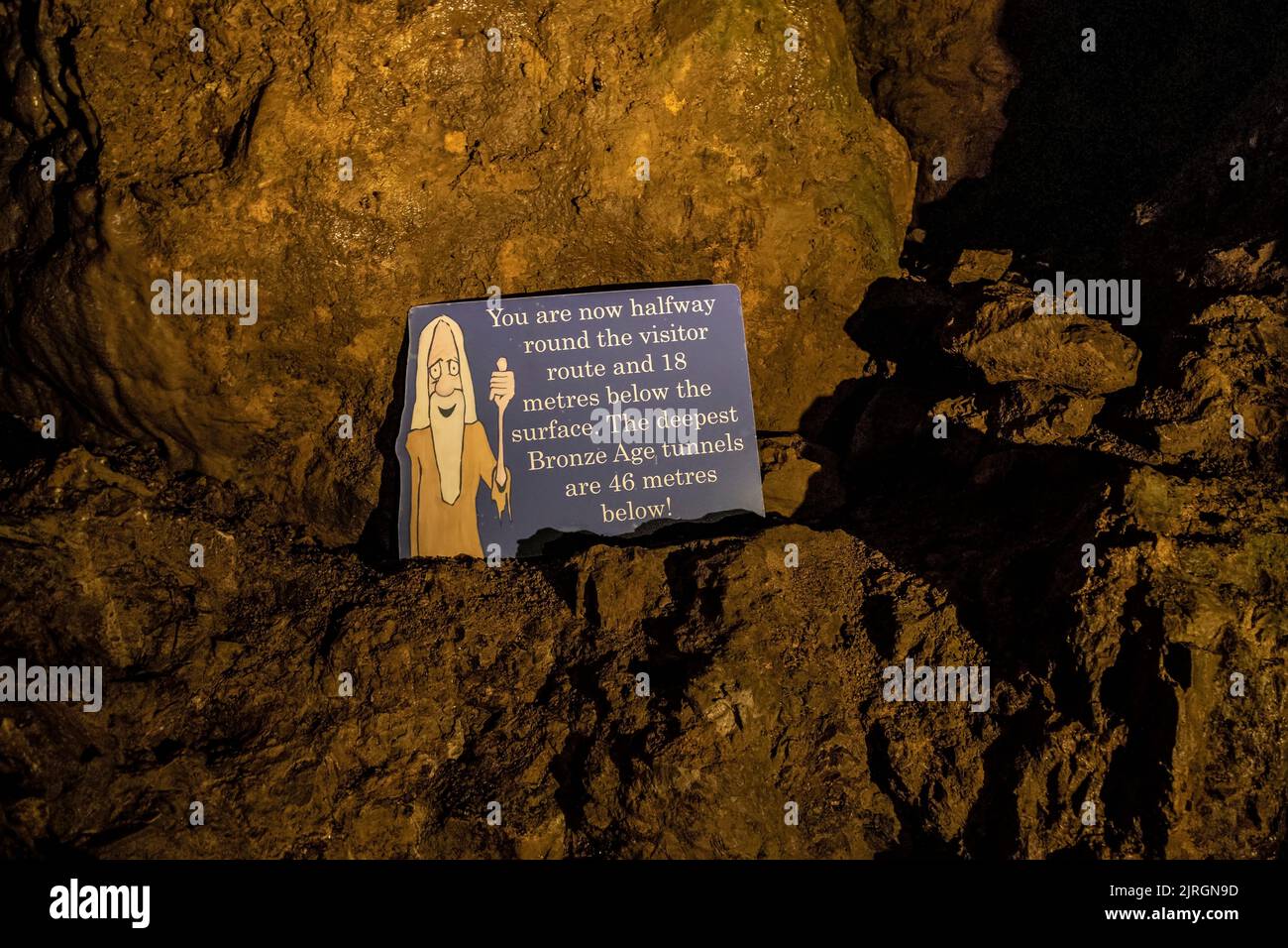 Unterirdisches Schild, das die Hälfte der Führung durch die bronzezeitlichen Kupferminen von Great Orme in Llandudno, N Wales, Großbritannien, anzeigt Stockfoto