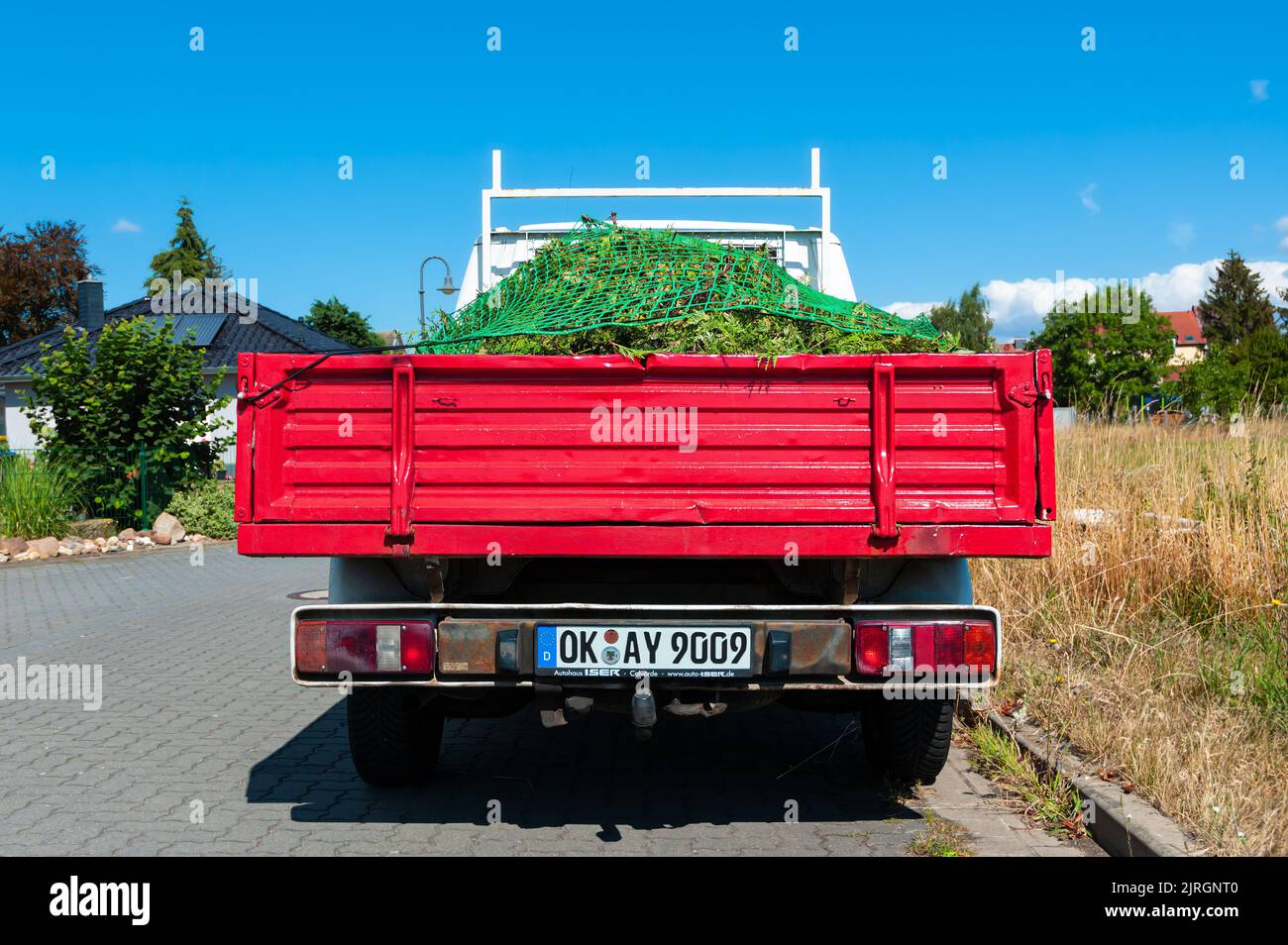 Calvorde, Deutschland - 6. August 2022: Kleiner Red Gardener Truck mit der deutschen Zulassungsnummer OK-AY Stockfoto