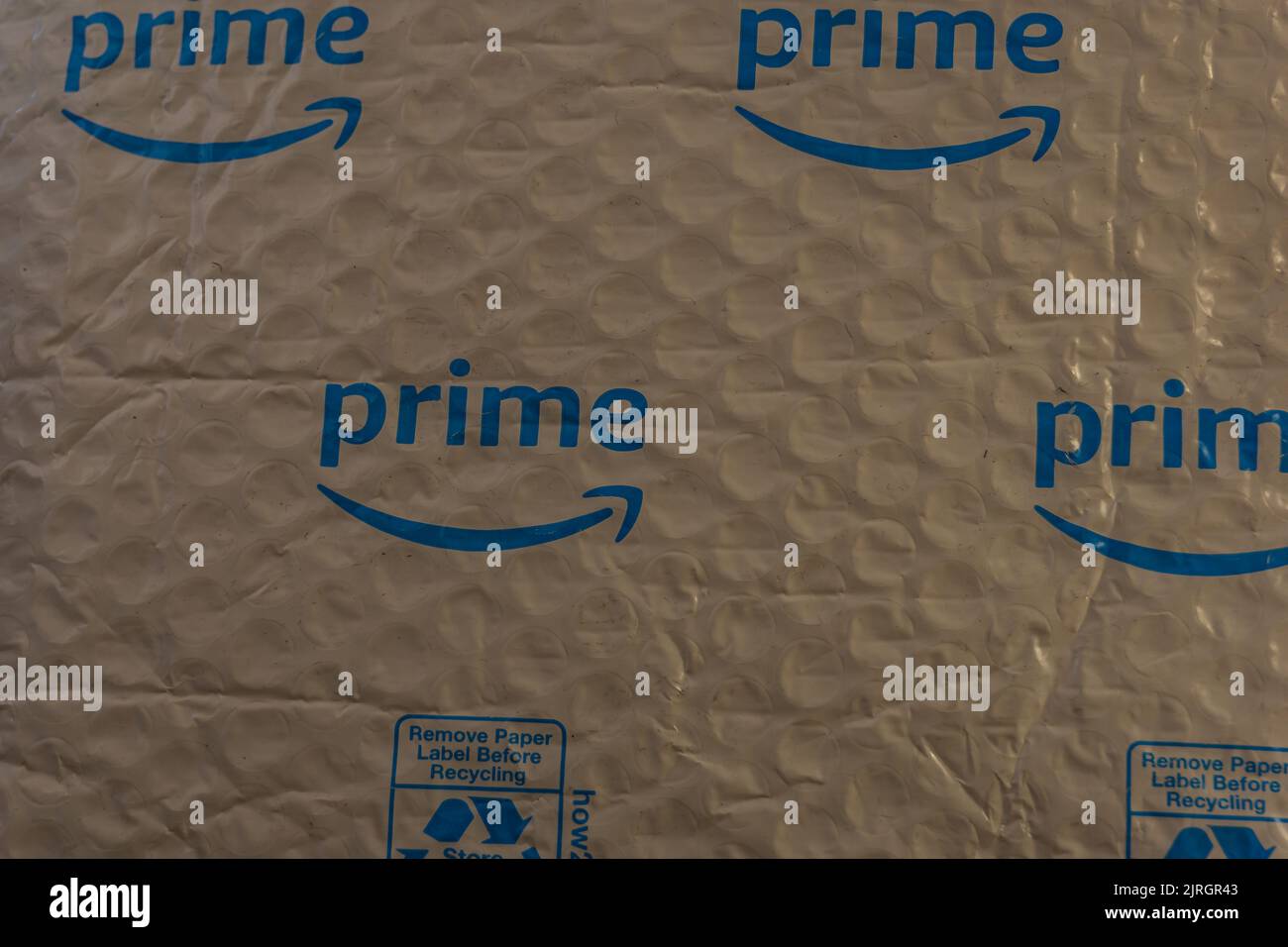 Toronto, Kanada, November 2021 - Amazon Prime brauner Plastikumschlag mit Amazon-Logo und -Symbol Stockfoto