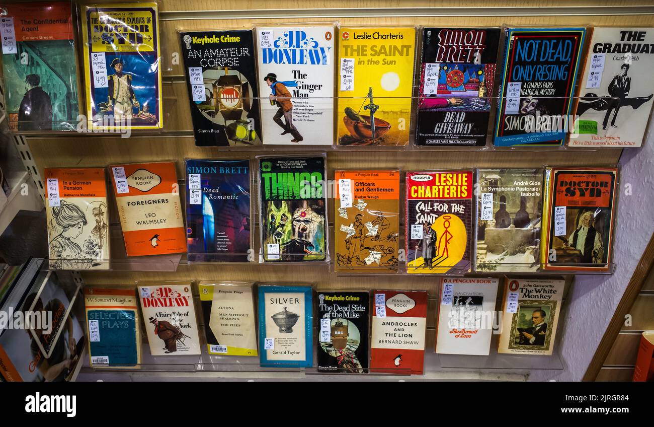 Eine Auswahl an klassischen und retro-fiktionalen Büchern im Wohltätigkeitsgeschäft Oxfam. Stockfoto