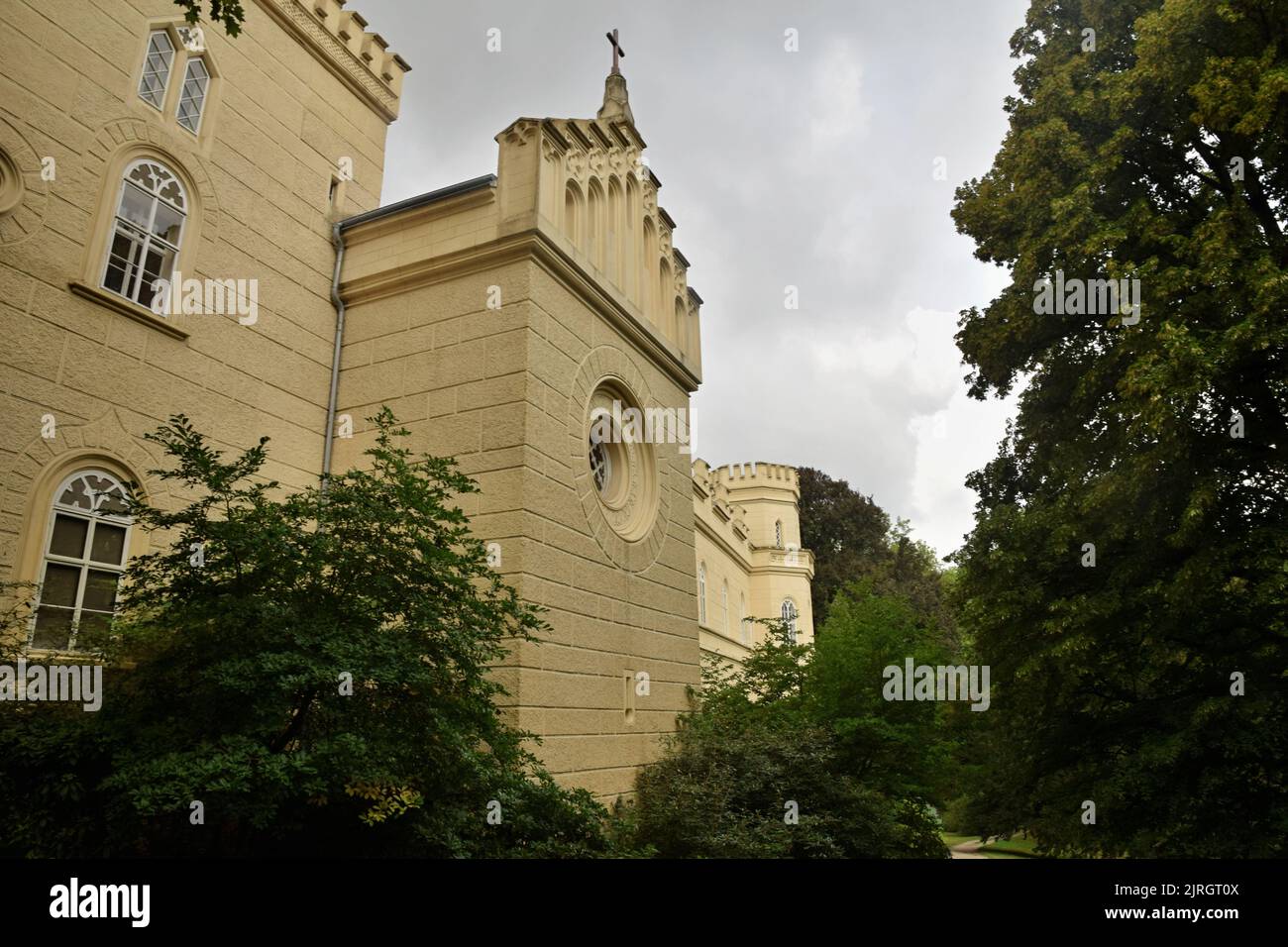 Schloss Chyse in Tschechien, Europa ist ein Herrenhaus aus dem 12. Jahrhundert, das in der Mitte des 20. Jahrhunderts von der Familie Lasansky renoviert wurde. Stockfoto