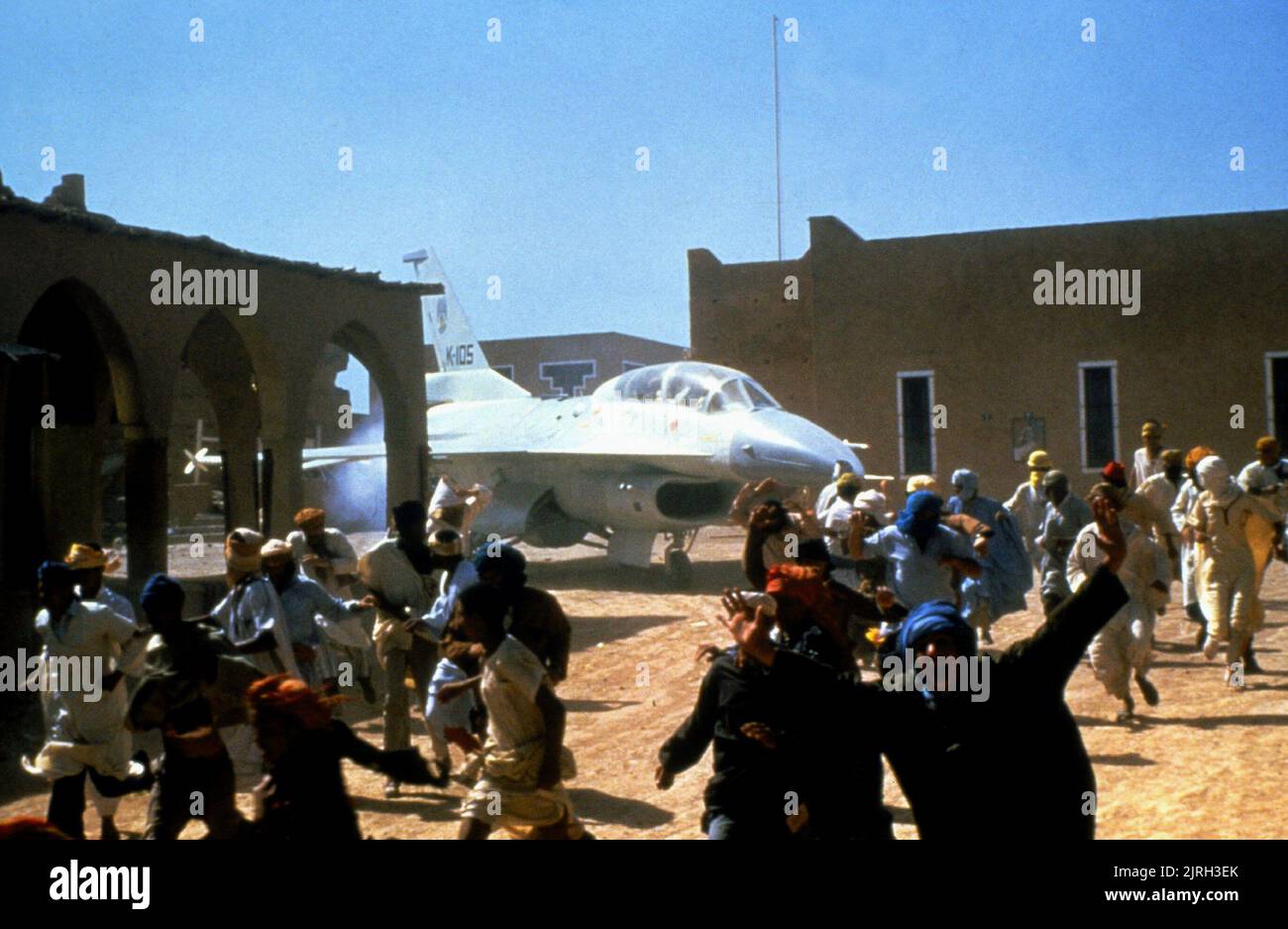DORFBEWOHNER FLIEHEN AUS DEM DÜSENFLUGZEUG, DEM JUWEL DES NILS, 1985 Stockfoto