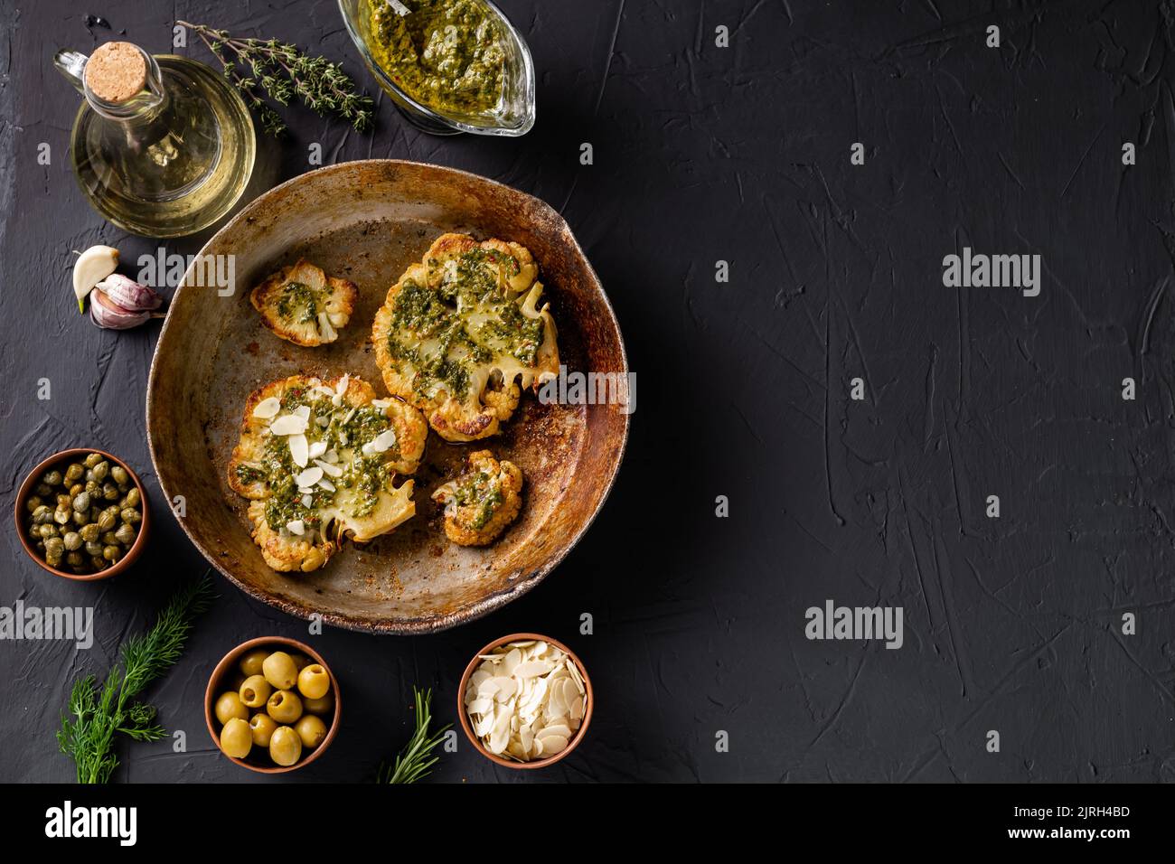 Blumenkohlsteak mit Gewürzen, Chimichurri-Sauce, Mandelflocken. Kapern ...