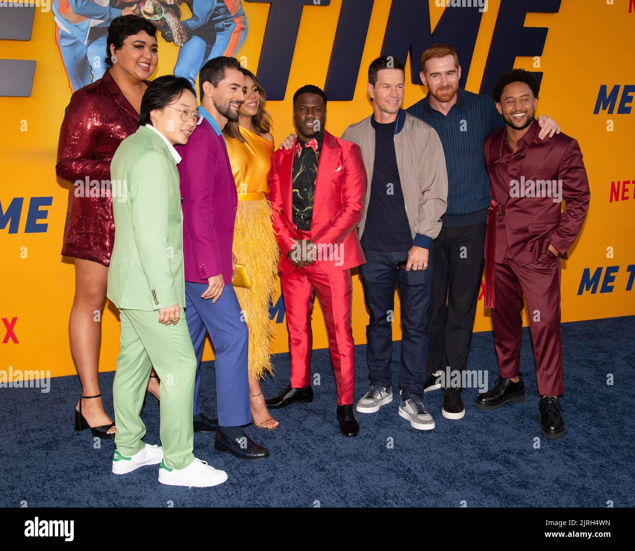 23. August 2022 - Los Angeles, Kalifornien - (L-R) Luis Gerardo MÃ©ndez, Jimmy O. Yang, Ilia Isorelys Paulino, Luis Gerardo MZndez, Regina Hall, Kevin Hart, Mark Wahlberg, Andrew Santino und Tahj Mowry. Los Angeles Premiere von Netflix's Me Time. (Bild: © Billy Bennight/AdMedia über ZUMA Press Wire) Stockfoto