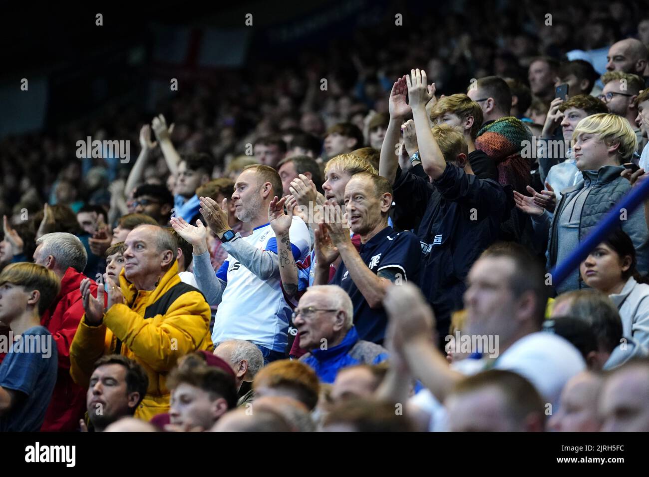 Die Fans von Tranmere Rovers applaudieren in der neunten Minute in Erinnerung an Olivia Platt-Korbel während des zweiten Spiels des Carabao Cups im Prenton Park in Tranmere. Bilddatum: Mittwoch, 24.. August 2022. Stockfoto