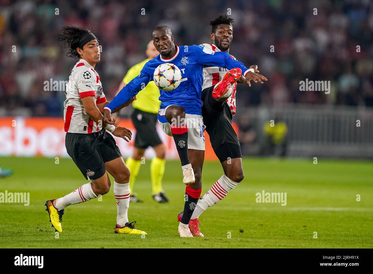 EINDHOVEN, NIEDERLANDE - 24. AUGUST: Erick Gutierrez vom PSV, Glen Kamara von den Rangers, Ibrahim Sangare vom PSV während des UEFA Champions League Play-Off Second Leg Spiels zwischen PSV und Rangers im Philips Stadion am 24. August 2022 in Eindhoven, Niederlande (Foto: Andre Weening/Orange Picles) Stockfoto