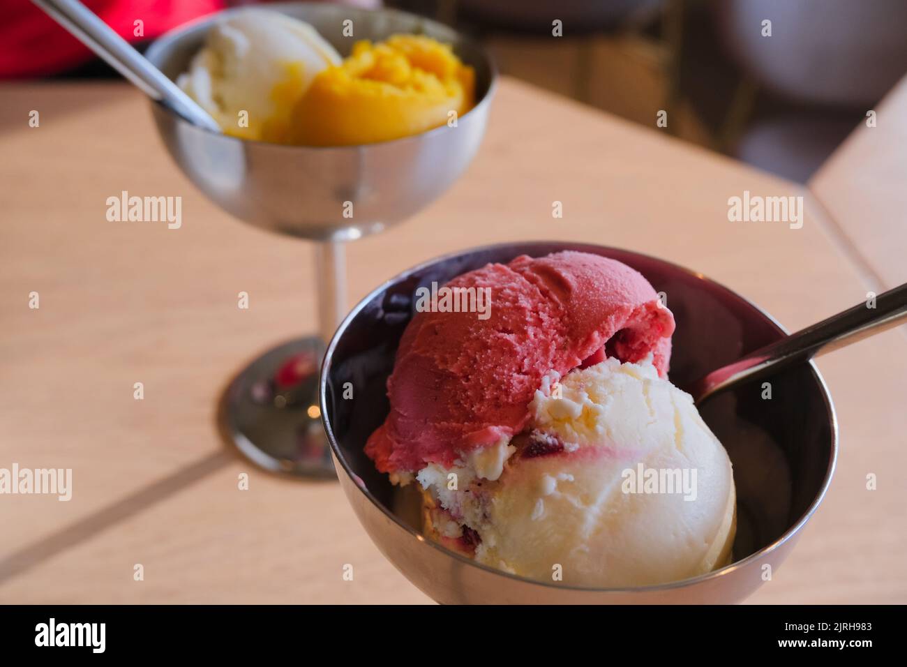Bio-Frozen-Joghurt, Eis und frische Sorbet-Desserts auf einem Tisch Stockfoto