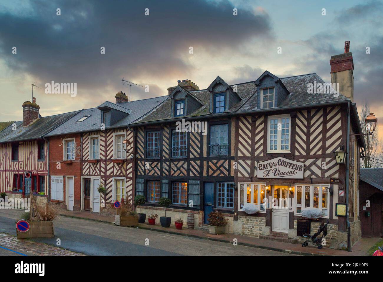 Typische Holzrahmenbauten im Dorfzentrum. Beuvron-en-Auge ist eines der schönsten Dörfer Frankreichs. BEUVRON-EN-AUGE, FRANKREICH, AUGUST 22 Stockfoto