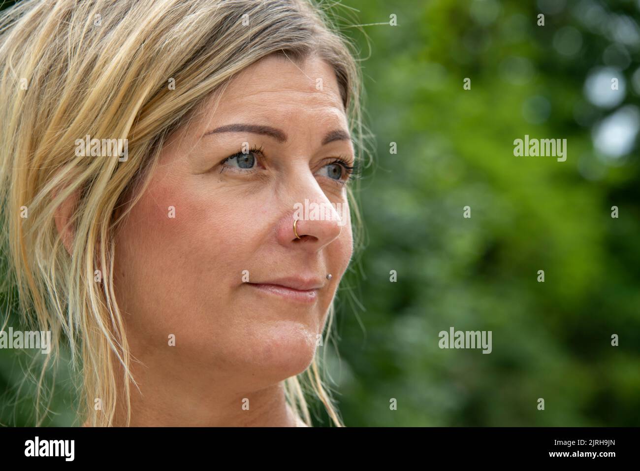 Kopfaufnahme einer blonden europäischen Frau mit Gesichtsausdruck Stockfoto