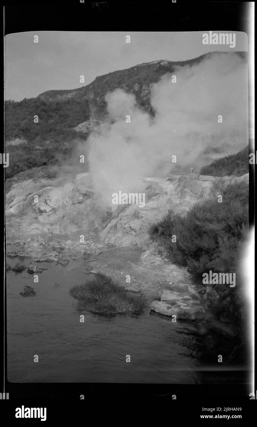 [Geothermal Pool], 1920s-1930s, Rotorua, von Roland Searle. Stockfoto