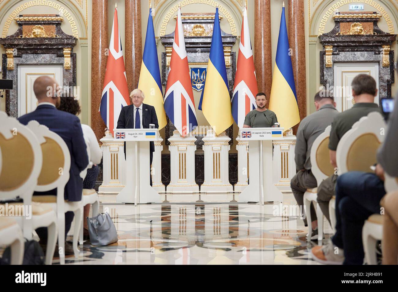 Lviv, Ukraine. 24. August 2022. Der ukrainische Präsident Wolodymyr Zelenskyy, rechts, während einer gemeinsamen Pressekonferenz mit dem scheidenden britischen Premierminister Boris Johnson, links, am 24. August 2022 im Mariinsky-Palast in Kiew, Ukraine. Quelle: Sarsenov Daniiar/Ukraine Presidency/Alamy Live News Stockfoto