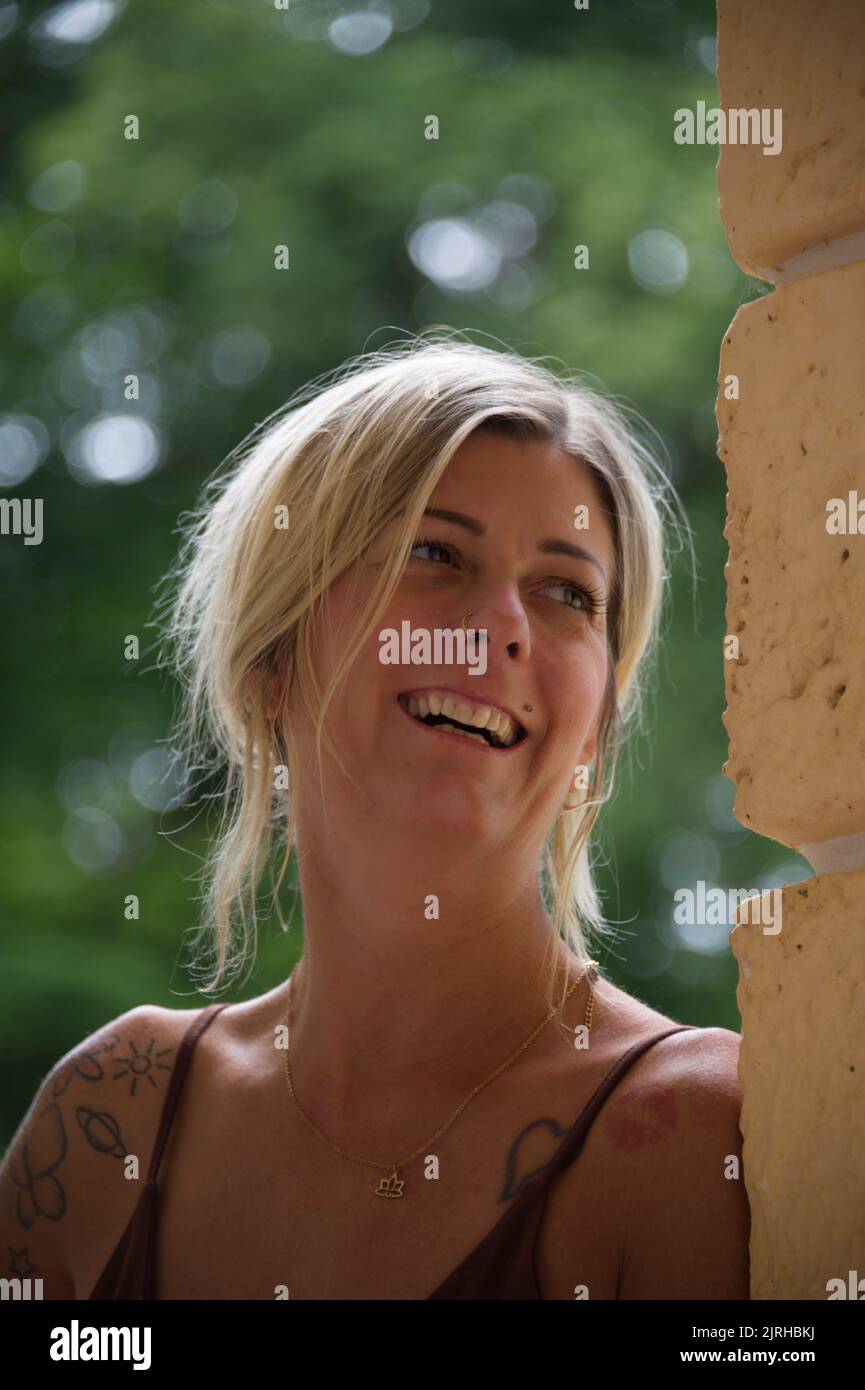 Kopfaufnahme einer lachenden blonden europäischen Frau mit Gesichtsausdruck Stockfoto