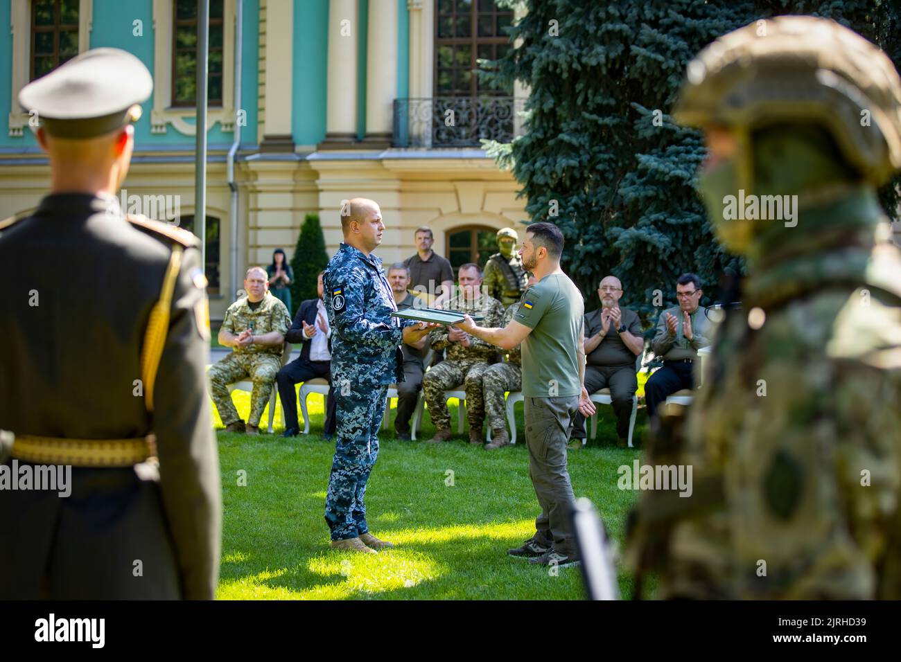 Am Unabhängigkeitstag der Ukraine überreichte Präsident Wolodymyr Zelenskyy den Befehl „Goldener Stern“ an Soldaten, denen der Titel „Held der Ukraine“ verliehen wurde, sowie an Mitglieder der Familien gefallener Helden. Der Staatschef überreichte auch andere staatliche Auszeichnungen. Die Zeremonie fand im Hof des Mariyinsky-Palastes in Kiew statt. Der Staatschef gratulierte allen zu diesem Feiertag und dankte allen Anwesenden und allen, die die Unabhängigkeit unseres Staates während eines sechsmonatigen brutalen, umfassenden Krieges mit Russland und acht Jahren heroischer Verteidigung im Donbass verteidigt haben. Stockfoto