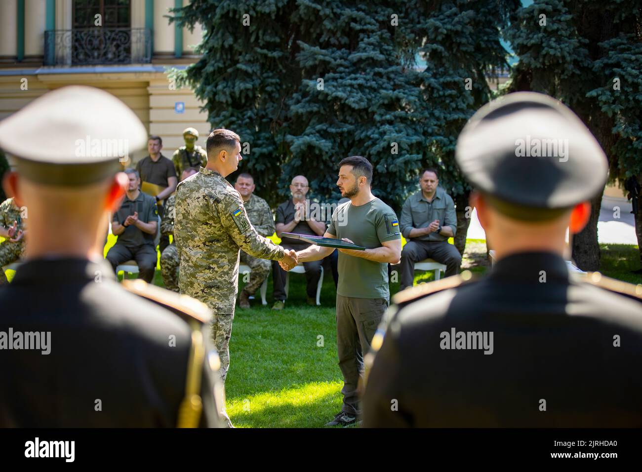 Am Unabhängigkeitstag der Ukraine überreichte Präsident Wolodymyr Zelenskyy den Befehl „Goldener Stern“ an Soldaten, denen der Titel „Held der Ukraine“ verliehen wurde, sowie an Mitglieder der Familien gefallener Helden. Der Staatschef überreichte auch andere staatliche Auszeichnungen. Die Zeremonie fand im Hof des Mariyinsky-Palastes in Kiew statt. Der Staatschef gratulierte allen zu diesem Feiertag und dankte allen Anwesenden und allen, die die Unabhängigkeit unseres Staates während eines sechsmonatigen brutalen, umfassenden Krieges mit Russland und acht Jahren heroischer Verteidigung im Donbass verteidigt haben. Stockfoto