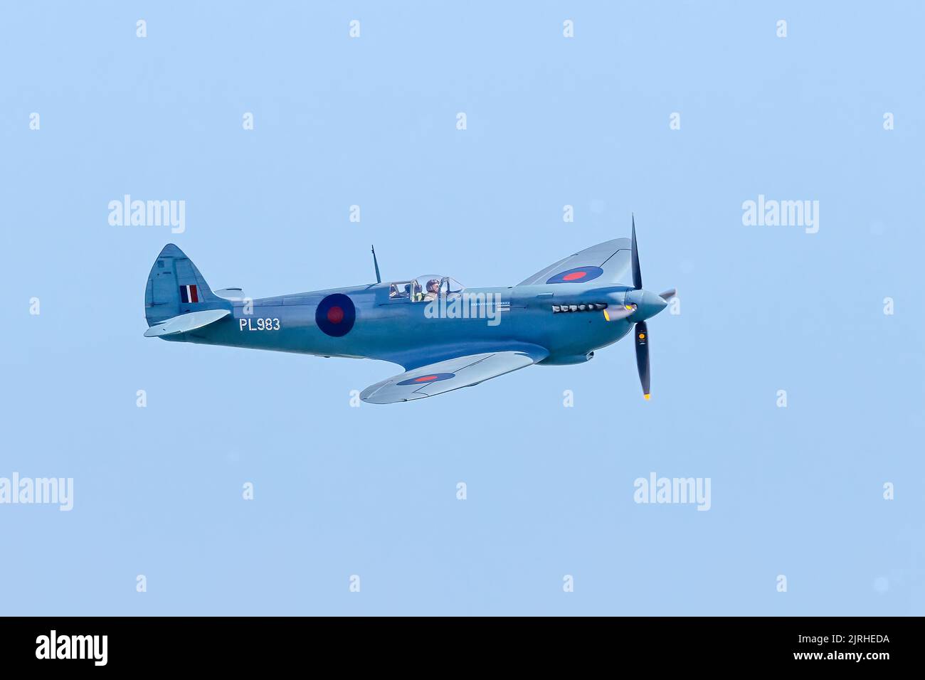 Eastbourne, East Sussex, Großbritannien... 20. August 2022. Mit der Supermarine Spitfire, die Gelder für das NHS Spitfire-Projekt auf der jährlichen Eastbourne Airshow vom Strand in Eastbourne aus einsammeln. 20.. August 2022. Credit David Smith/Alamy Live News Stockfoto