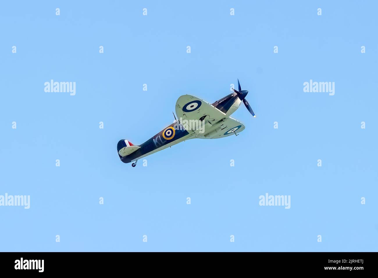 Eastbourne, East Sussex, Großbritannien. Mit der Battle of Britain Gedenkflug, mit der Spitfire . Der Vorbeiflug bei der jährlichen Eastbourne International Airshow vom Strand in Eastbourne aus gesehen. 20.. August 2022. Credit David Smith/Alamy Live News Stockfoto