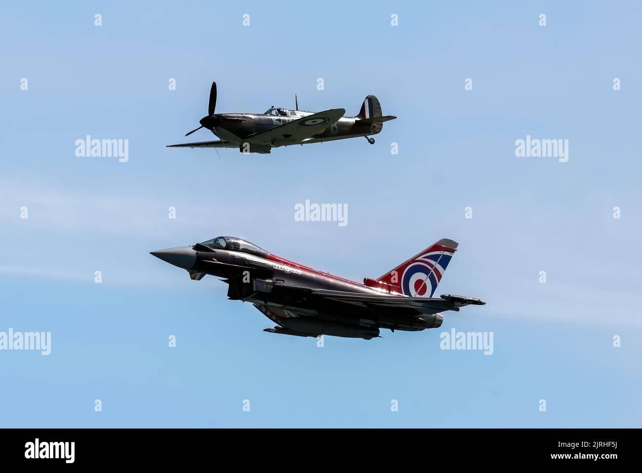 Eastbourne, East Sussex, Großbritannien. Mit dem RAF Typhoon in Kombination mit einem AT the Battle of Britain Spitfire auf der jährlichen Eastbourne Airshow, die vom Strand in Eastbourne aus gesehen wird. 20.. August 2022. Credit David Smith/Alamy Live News Stockfoto