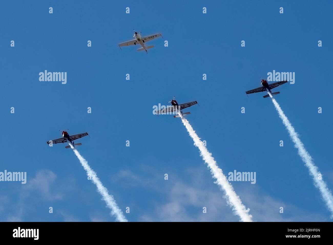 Eastbourne, East Sussex, Großbritannien. Mit dem The Blades Aerobatic Display Team auf der jährlichen Eastbourne Airshow vom Strand in Eastbourne aus gesehen. 20.. August 2022. Credit David Smith/Alamy Live News Stockfoto