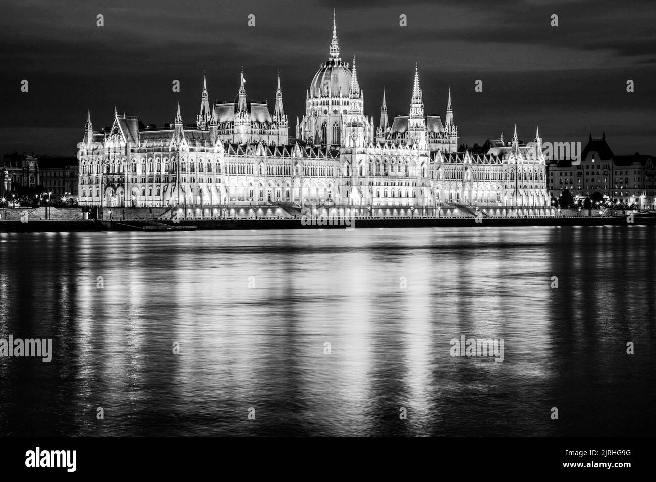 ungarn Budapester Dämmerung an der Donau mit beleuchtetem ungarischen Parlamentsgebäude Stockfoto