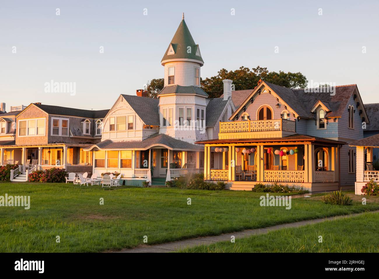 Häuser mit Blick auf den Ocean Park, in Oak Bluffs, Massachusetts, auf Martha's Vineyard, beleuchtet vom frühen Morgenlicht. Stockfoto