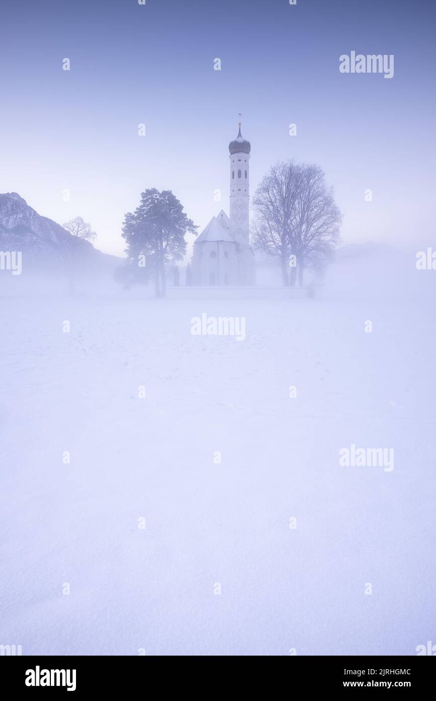 St. Kolumanische Kirche in verschneiter Winterlandschaft. Stockfoto