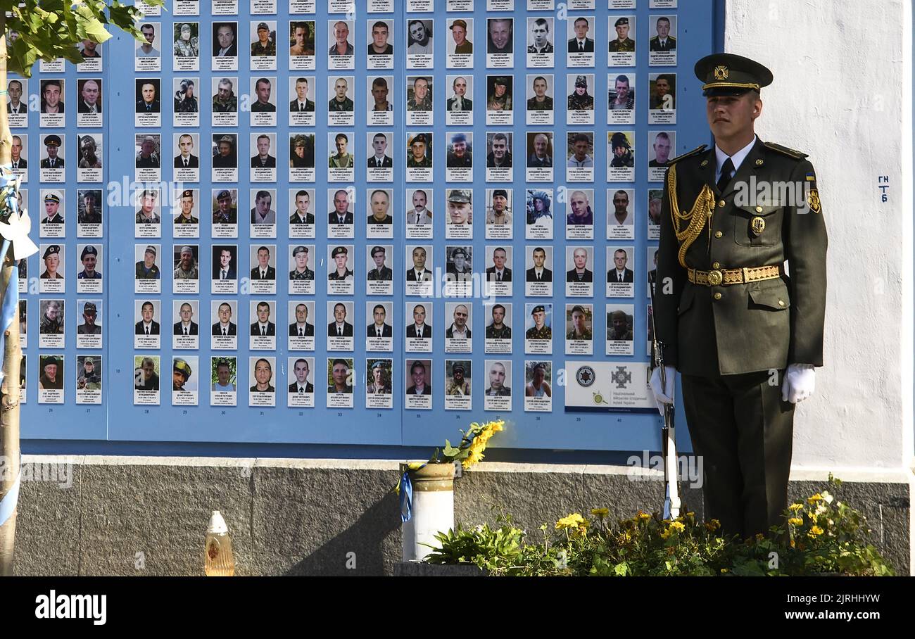 Kiew, Ukraine. 24. August 2022. Ein ukrainischer Militärangehöriger steht am Mittwoch, dem 24. August 2022, an der Mauer der Erinnerung an die gefallenen ukrainischen Soldaten in Kiew, Ukraine, Wache. In diesem Jahr fällt der Unabhängigkeitstag der Ukraine, der an seinen Bruch mit der Sowjetunion im Jahr 1991 erinnert, mit der sechsmonatigen Marke zusammen, seit Russland seine großangelegte Invasion des Landes begonnen hat. Die Kämpfe konzentrierten sich größtenteils auf die östliche Region des Donbas und den Süden, aber fast überall in der Ukraine bleibt sie anfällig für russische Luftangriffe. Foto von Vladyslav Musiienko /UPI Credit: UPI/Alamy Live News Stockfoto