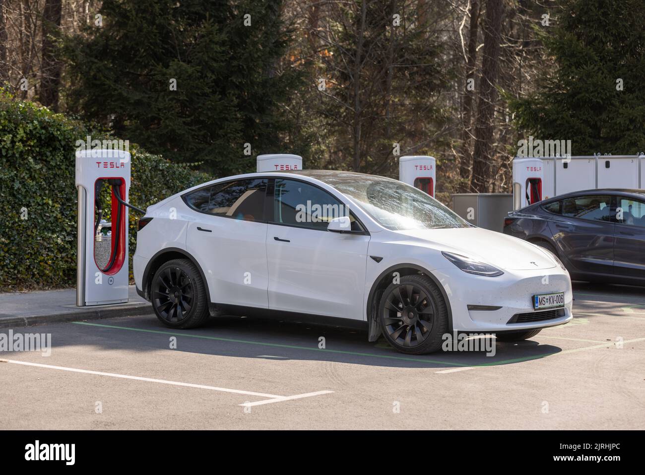 Slowenien, Ljubljana - März 26 2022: Elektroauto Tesla lädt an der Kompressorstation Stockfoto