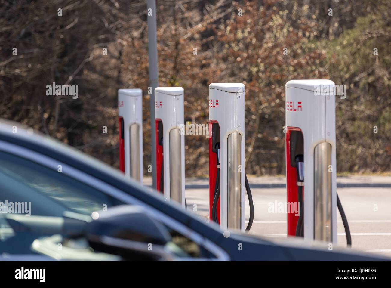 Slowenien, Ljubljana - März 26 2022: Elektroauto Tesla lädt an der Kompressorstation Stockfoto