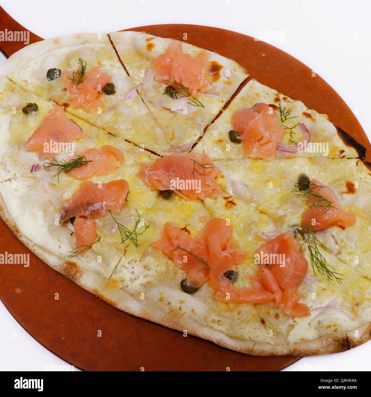 Knusprig geräucherter Lachs-Fladenbrot (Pizza) mit Käsesauce Stockfoto
