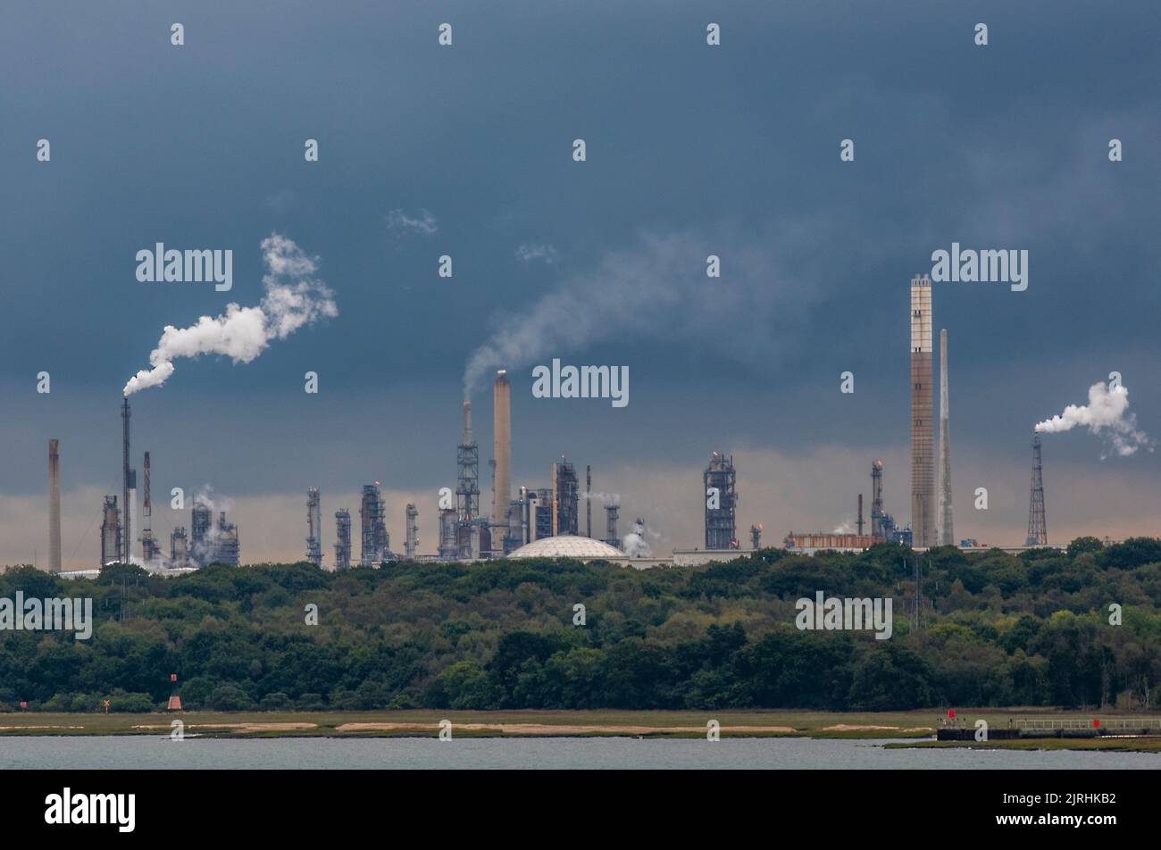 exxon mobil esso fawley Ölraffinerie und Verarbeitungsanlage an den Docks von southampton und neuem Wald in großbritannien, petrochemische Verarbeitungsanlage, Kraftstoff. Stockfoto