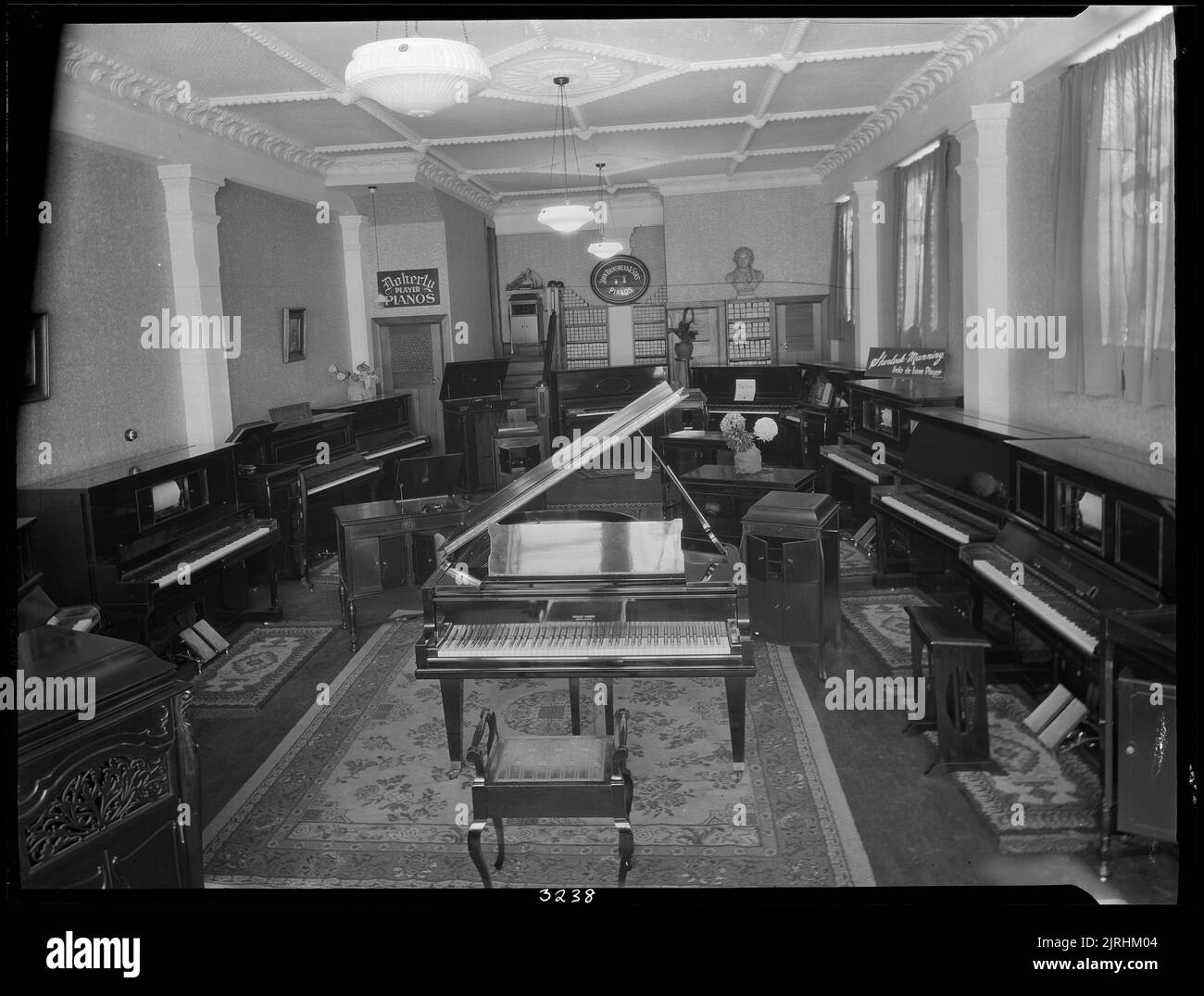 Colliers' Buildings, circa 1930, von William Oakley. F B Butler/Crown Studios Collection. Geschenk von Frederick B Butler, 1971. Stockfoto