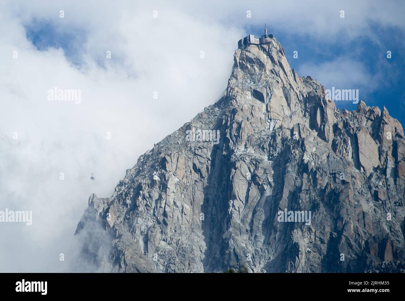 Aiguille du Midi und Seilbahn, die aus dem Nebel auftaucht Stockfoto