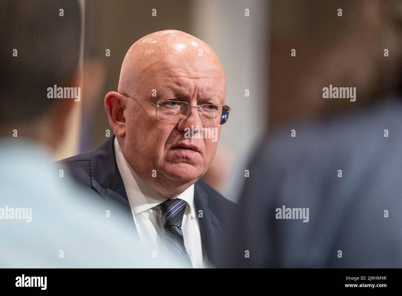 New York, USA. 24. August 2022. Botschafter Vassily Nebenzia von der Russischen Föderation spricht nach dem Treffen beim Sicherheitsrat am 24. August 2022 im UN-Hauptquartier in New York zur Presse. Er beschuldigte die Ukraine, Antipersonenminen (PFM-1 'Petal') in Gebieten eingesetzt zu haben, die von russischen Truppen besetzt wurden. Es wurden Fotos von Personen ausgestellt, die während des Krieges in der Ukraine schwer verletzt wurden. (Foto von Lev Radin/Sipa USA) Quelle: SIPA USA/Alamy Live News Stockfoto