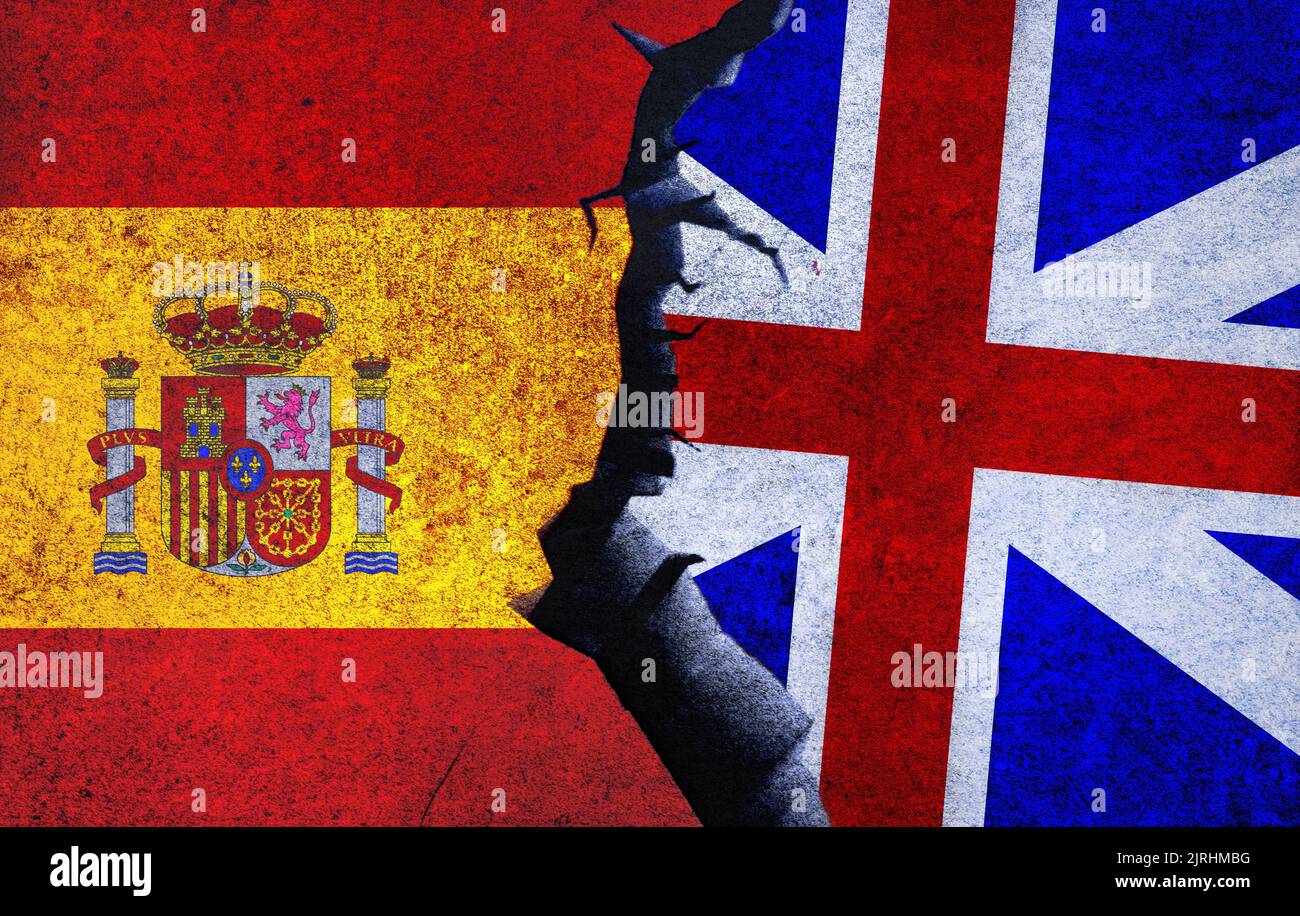 Großbritannien gegen Spanien Konzeptflaggen an einer Wand mit einem Riss. Spanien und Großbritannien politische Konflikte, Kriegskrise, Beziehungen, Handelskonzept Stockfoto