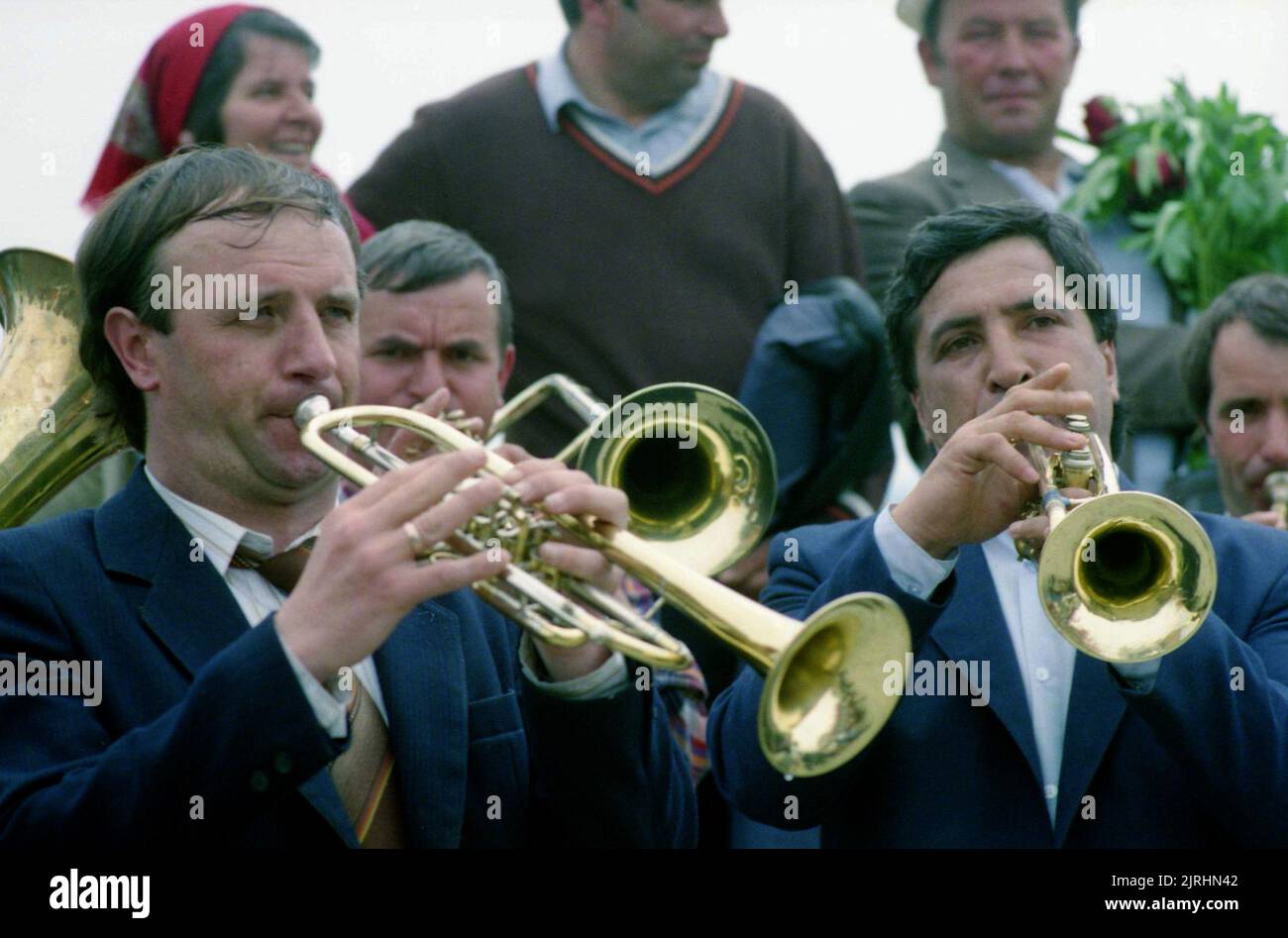 6. Mai 1990, County Botosani, Rumänien. Die Blumenbrücke (Podul de Flori) entlang des Flusses Prut, die Rumänien und die moldawische Sozialistische Republik trennte. Zum ersten Mal seit dem Zweiten Weltkrieg durften die Menschen die Grenze zu ihren "Brüdern" ohne Pass oder Visum überqueren. In diesem Bild unterhielt eine Gruppe von Musikern die Menge. Stockfoto