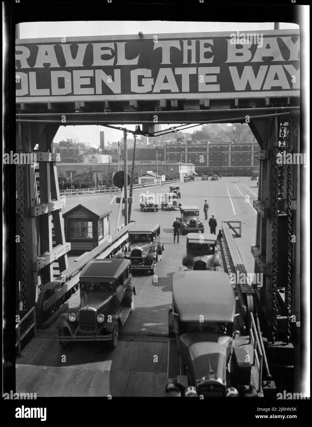 Autos, die auf eine Fähre verladen werden, 1929, Kalifornien, Hersteller unbekannt. Stockfoto